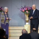 21. mai: Kong Harald overrekker Abelprisen til Karen Uhlenbeck i Universitetets aula. Foto: Terje Bendiksby / NTB scanpix